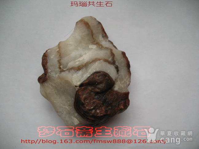 是本人收藏的一块天然奇石,来自新疆沙漠,由水晶,玛瑙,风凌石共生而成