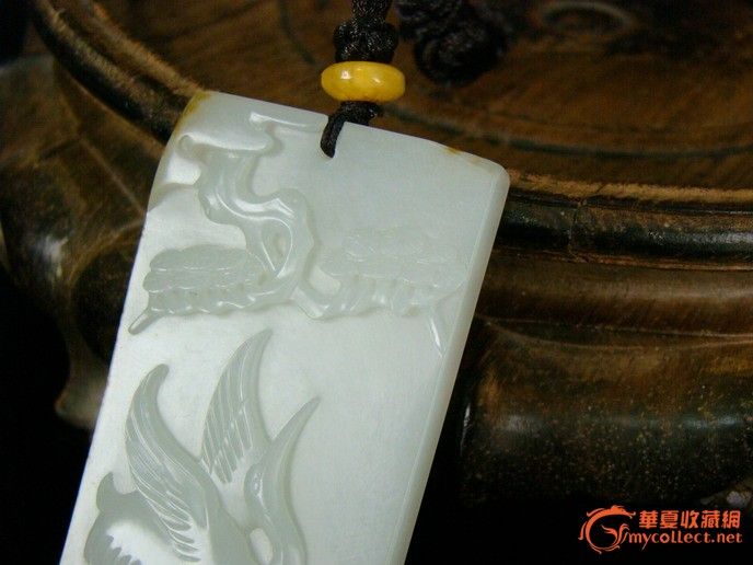 苏州名家叶清玉雕工作室出品,层次感很强,雕工精致,传统吉祥图案,以鹤、松组成鹤寿松龄纹样,玉质细润,刻工干净,玉石微青(实物会比照片青一点)确保新疆和田籽料,上好和田籽的品质,左边带有原皮色毛孔很漂亮。 叶清,出生于玉雕之乡光福,之后来苏州城内,虚心拜师学艺,并逐渐形成自己的风格。专业雕琢明清玉件,尤以动物花草最具特色。其作品设计新颖,琢工细腻,深受玉器收藏爱好者的青睐,被誉为极有潜力的青年玉雕大师之一! 请买家考虑好再出价,谢绝拍而不卖,遵循网站规则 ~