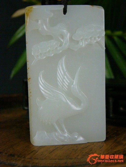 苏州名家叶清玉雕工作室出品,层次感很强,雕工精致,传统吉祥图案,以鹤、松组成鹤寿松龄纹样,玉质细润,刻工干净,玉石微青(实物会比照片青一点)确保新疆和田籽料,上好和田籽的品质,左边带有原皮色毛孔很漂亮;注:实物比照片微微偏青。 叶清,其作品设计新颖,琢工细腻,深受玉器收藏爱好者的青睐,被誉为极有潜力的青年玉雕大师之一! 请买家考虑好再出价,谢绝拍而不卖,遵循网站规则 ~
