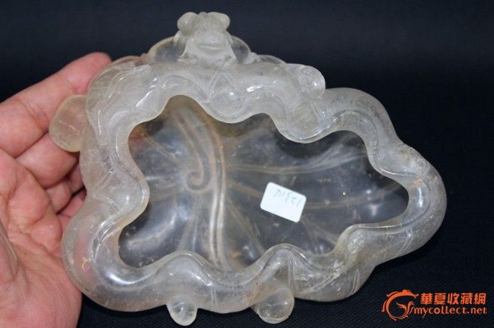 【拍品描述】天然水晶雕荷叶莲藕水盂.高5cm.径16cm.重500g.全品.包是天然水晶.雕一卷曲的荷叶,一朵莲花两支花蕾,弯弯的莲藕上蛙声一片.造形生动优美.极具文人气息. 【友情提示】:在这秋高气爽的金秋,古明专场又与大家见面了,欢迎各位朋友的光临!本人严格遵守华夏拍卖规则,不用马甲,不搞假拍,7日内无条件退货<但请支付双向邮资>.