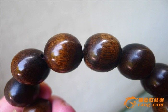 尺寸:珠大18mm 12粒(均为商品最长最宽最厚部分,由游标卡尺量度,可能存在细微误差) 【总 质 量:25g(以证书称重为准) 【物品鉴】 古称乌木,学名碳化木,世间稀有的极品。包浆自然,色泽金黄,是万年的金丝楠木,古人云:家有乌木半方,胜过财宝一箱。此宝贝是收藏中的极品。(因天然物品的特殊性,均会存在天然石性。追求绝对完美的朋友请绕行) 【信誉承诺】本店创立至今仅出售天然物品,如虚,愿承担一切法律责任,承诺如玉之恒久 【发货承诺】拍够三件或者5000元以上免除快递费,拍够五件送一件,当然是你选中的物品