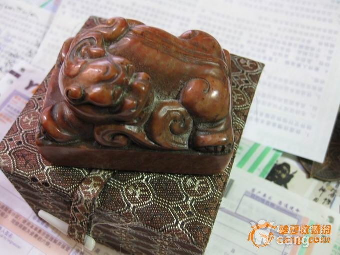 老寿山石,精雕麒麟钮印章一方.重292.4克.孺卿款