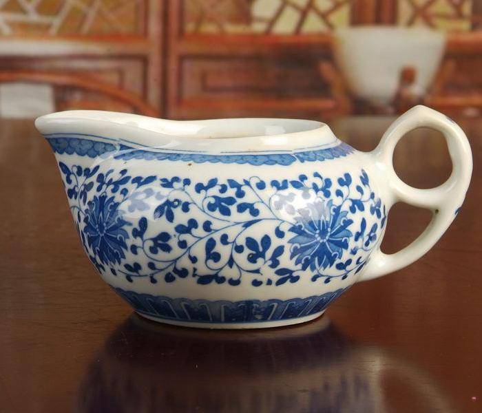 景德镇文革老厂瓷器/包老保真/出口瓷--青花玲花卉奶杯 公道杯图2
