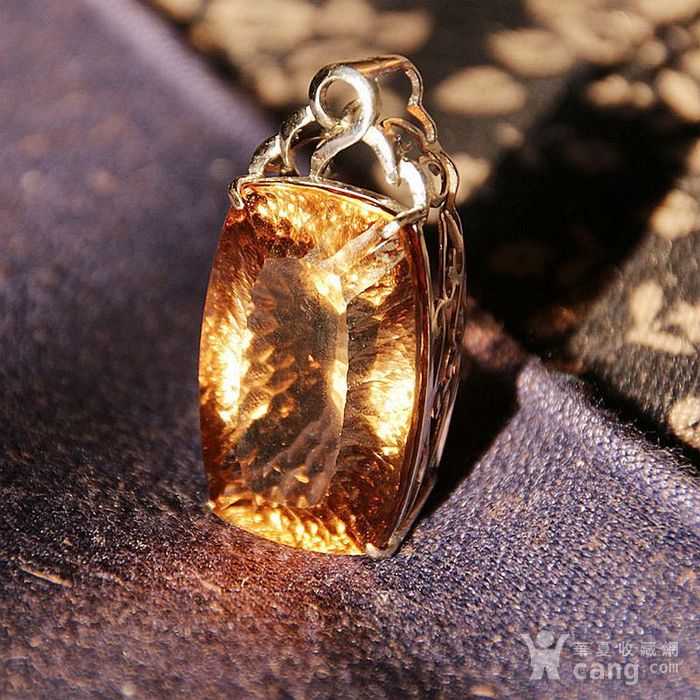 帝王托帕石吊坠   【拍品描述】:帝王玉(imperial topaz)又叫帝王托帕