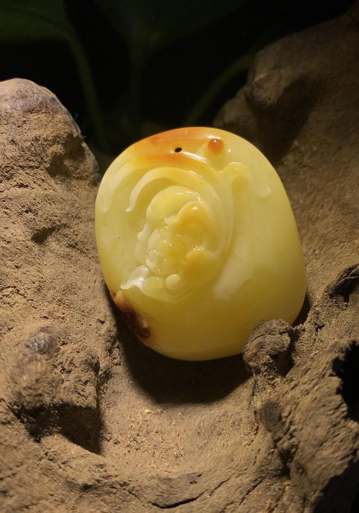 天然蜜蜡雕刻件吊坠10.1g