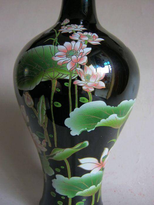 底款:大清乾隆.荷塘美景赏瓶图2
