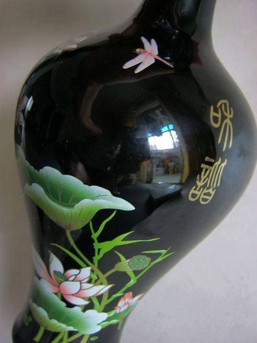 底款:大清乾隆.荷塘美景赏瓶图4
