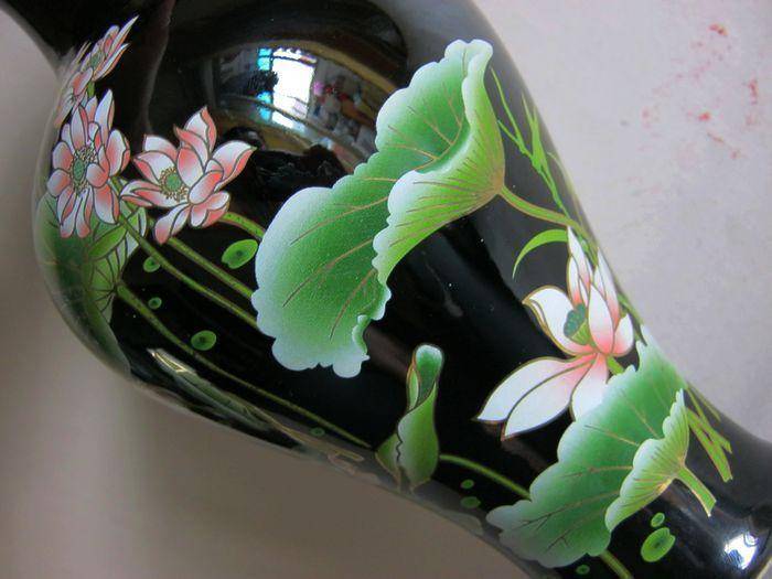 底款:大清乾隆.荷塘美景赏瓶图5