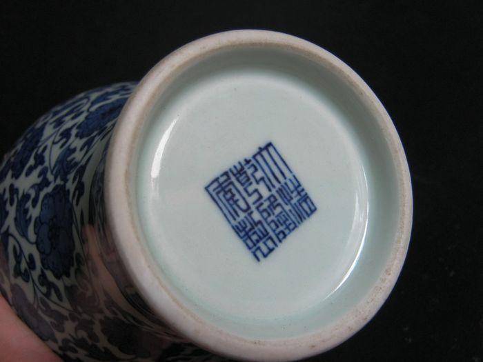底款:大清乾隆.青花瓷赏瓶图2