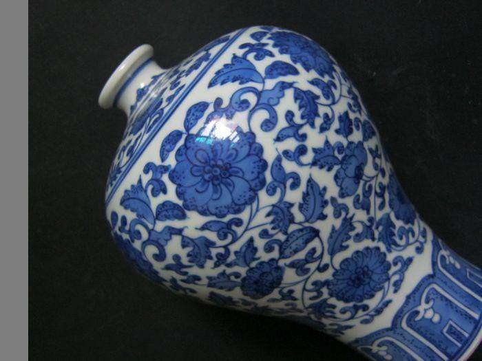 底款:大清乾隆.青花瓷赏瓶图3