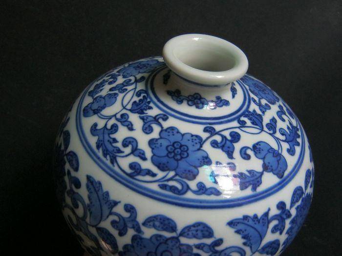 底款:大清乾隆.青花瓷赏瓶图5