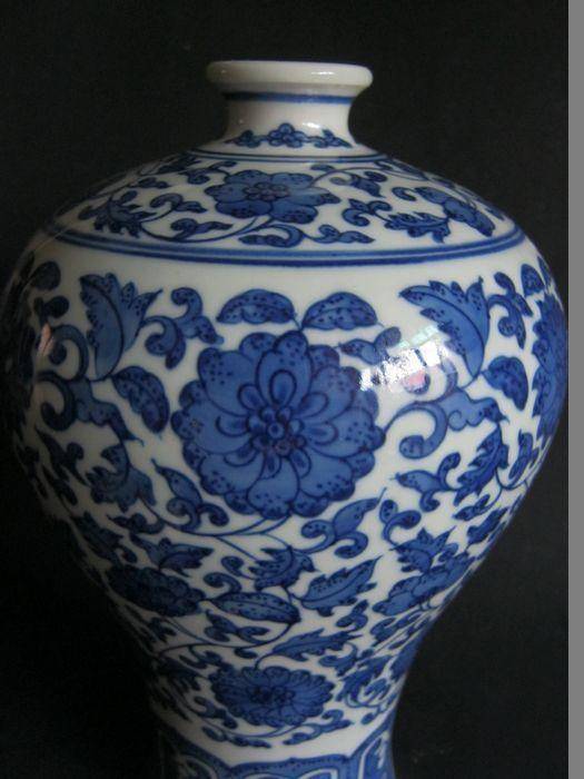 底款:大清乾隆.青花瓷赏瓶图4