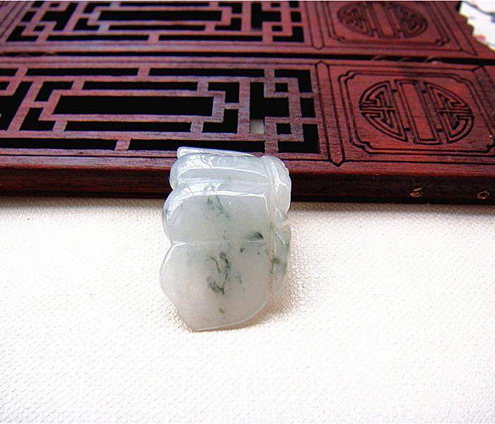 天然冰种飘兰花翡翠挂件图2