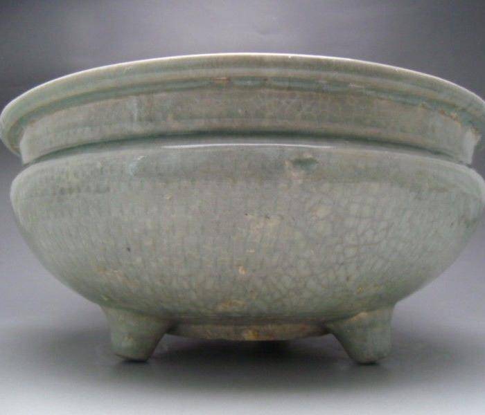 98.明代 龙泉窑三足大香炉图2
