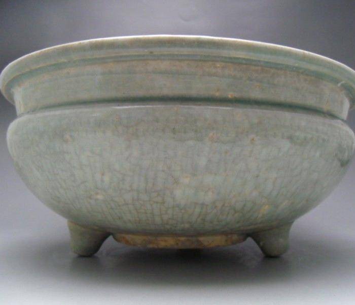 98.明代 龙泉窑三足大香炉图5