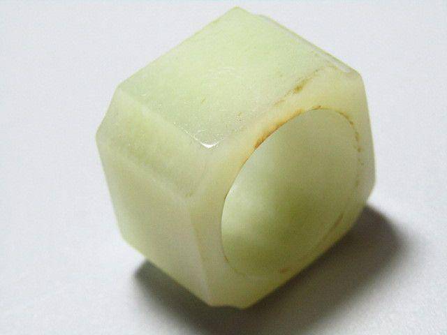 和田玉扳指包浆熟润 沁色自然图2