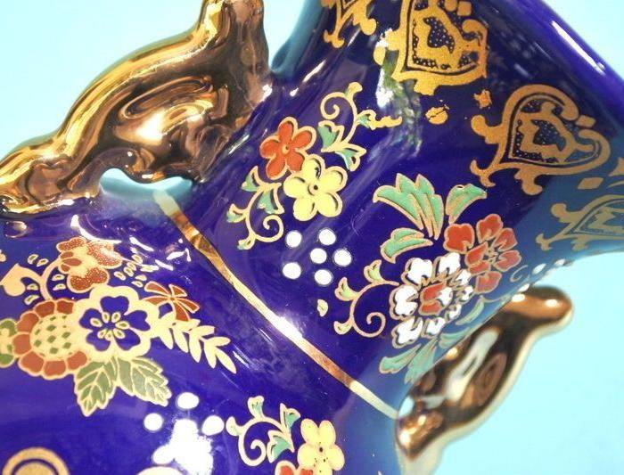 出口瓷,堆料描金侍女双耳瓶图8
