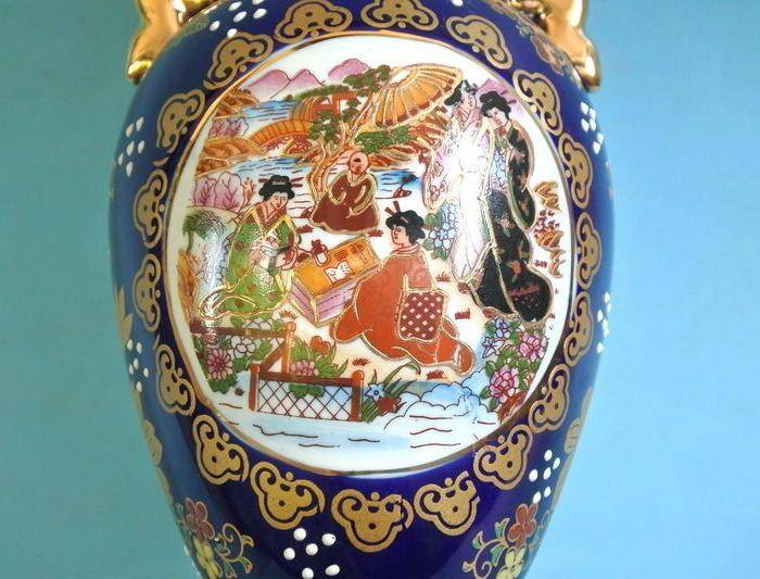 出口瓷,堆料描金侍女双耳瓶图9