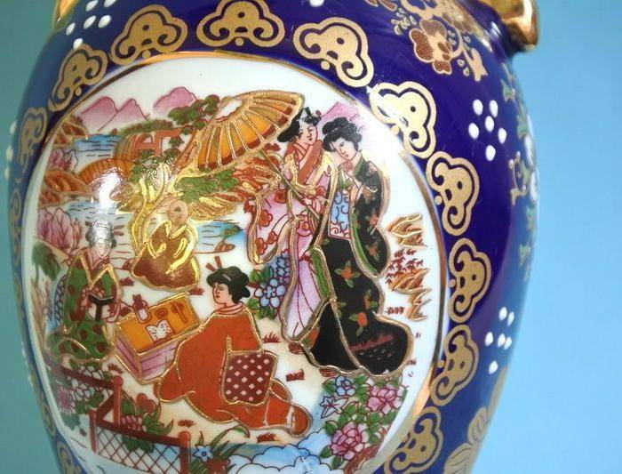 出口瓷,堆料描金侍女双耳瓶图10