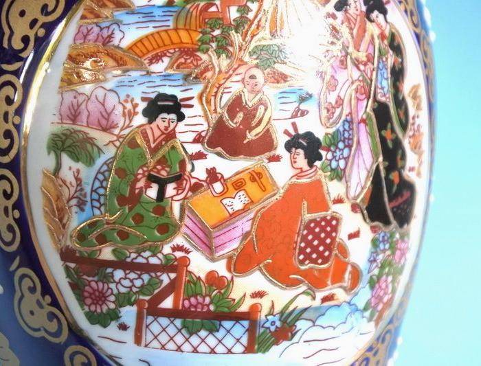 出口瓷,堆料描金侍女双耳瓶图11