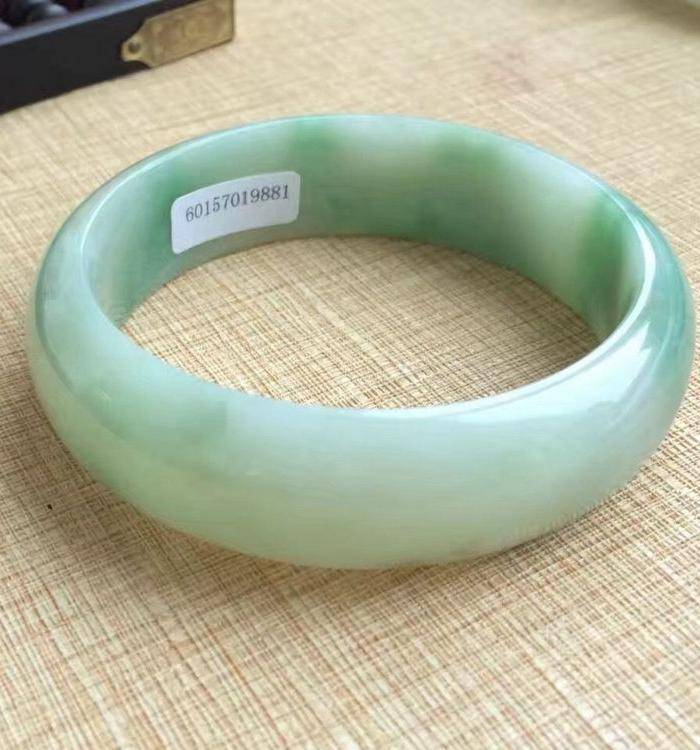 天然A货翡翠无纹裂飘绿手镯58圈 2541图3