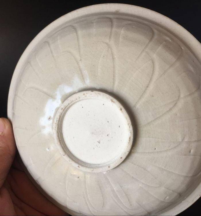 青白釉折枝花卉莲瓣盘子图8