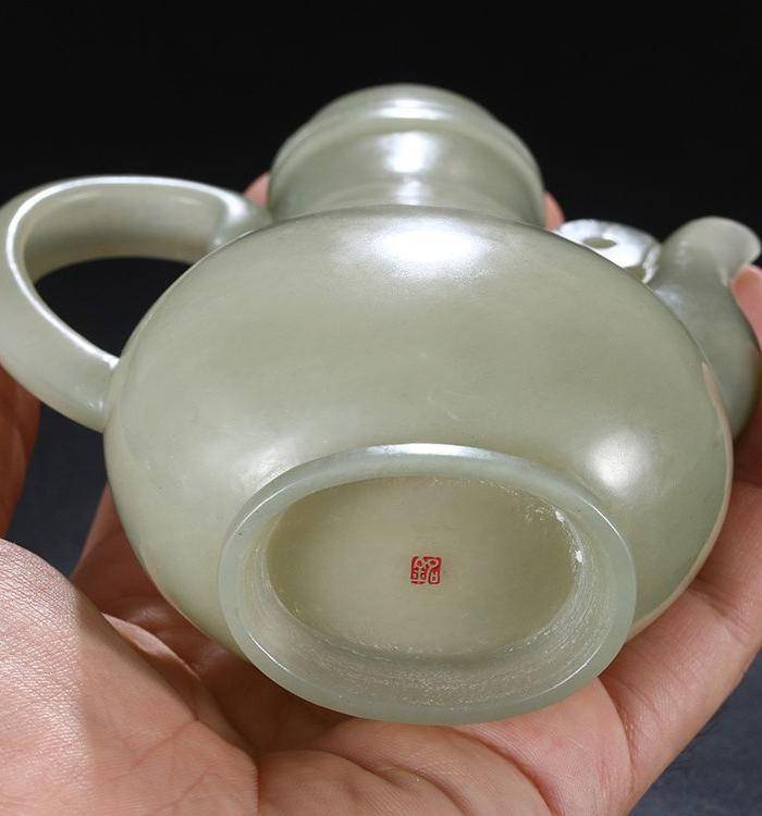 和田玉 青白玉 山料玉壶 黄铭大师作品 一片冰心图5
