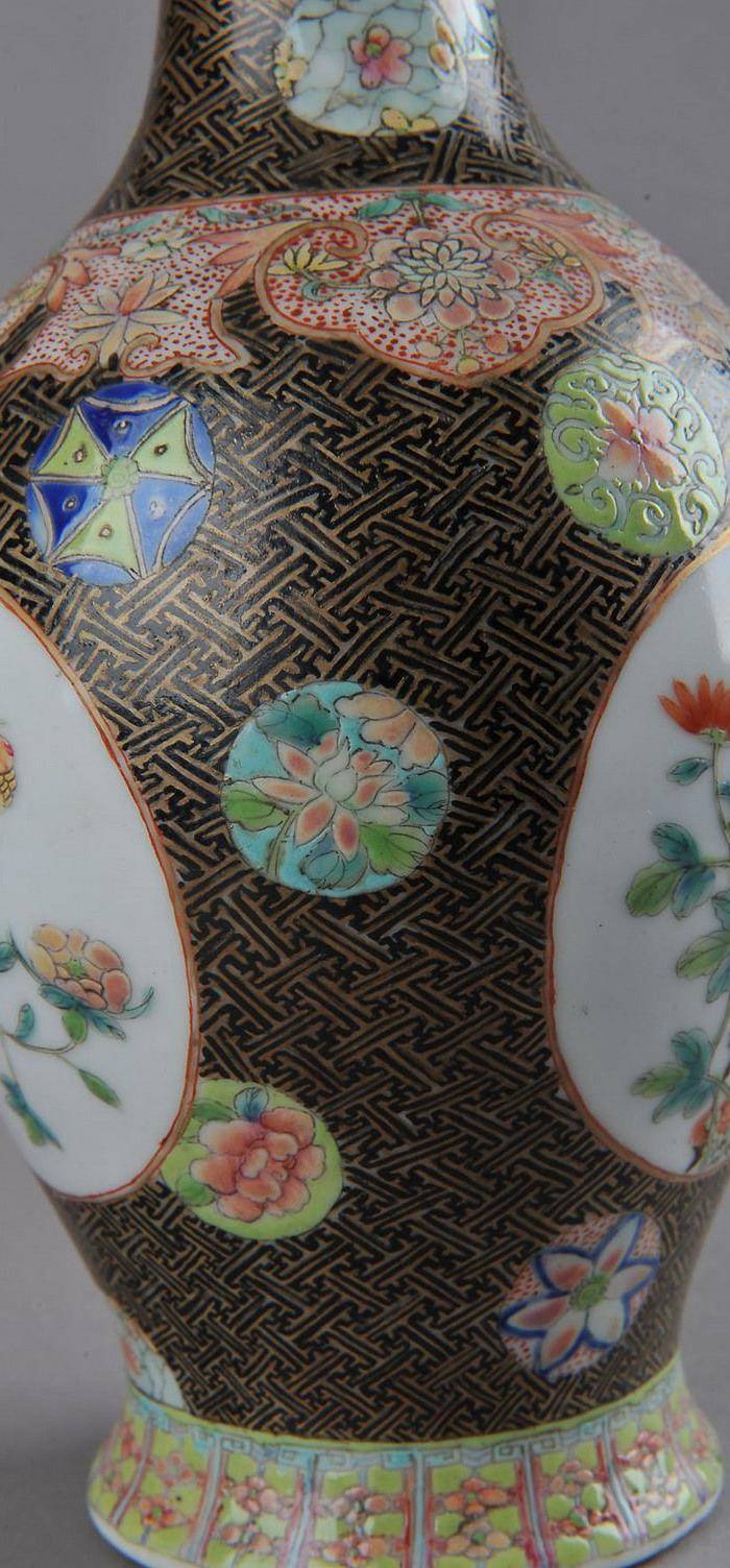 欧美回流 粉彩锦地开光花卉纹瓶一对图9