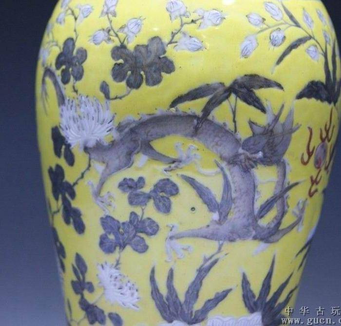 黄地粉彩描金双龙瓶图4
