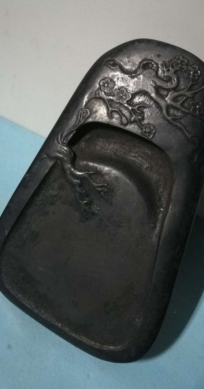 清代随型雕梅花歙砚图4