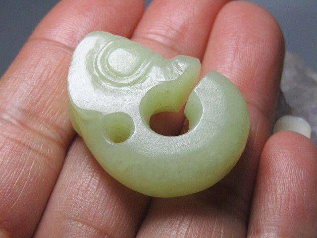 和田玉 猪龙 挂件 包浆熟润图8