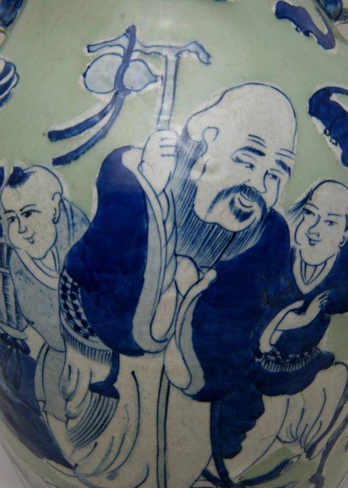 清代豆青釉青花加白150件三星人物掸瓶图6