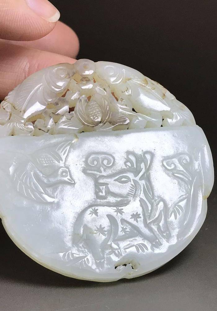 精品 清代老和田白玉鹤鹿同春圆牌一件图2