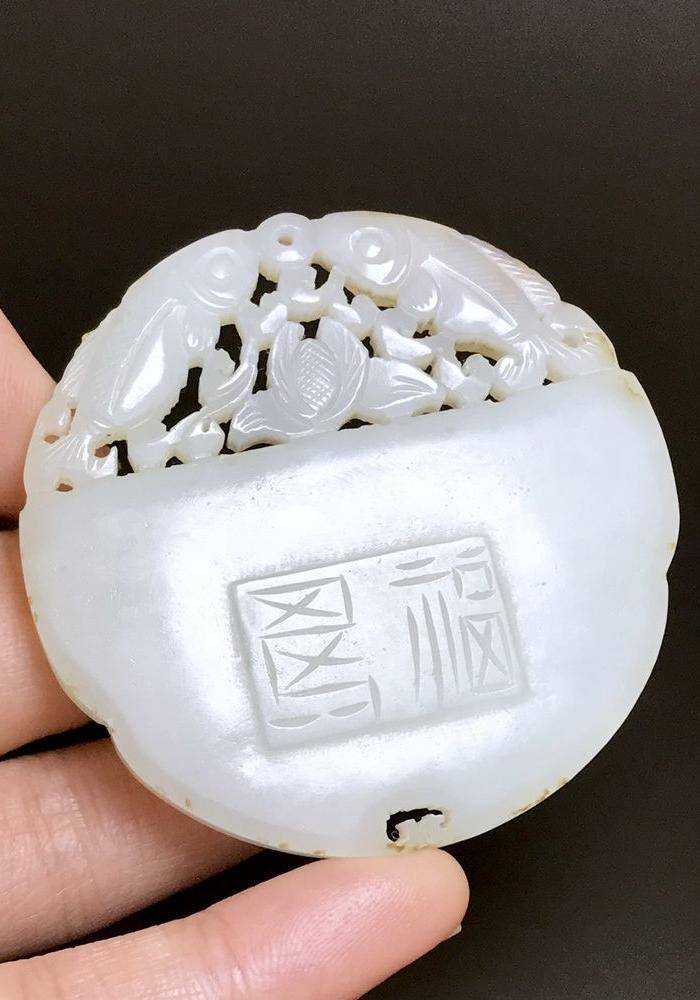 精品 清代老和田白玉鹤鹿同春圆牌一件图4