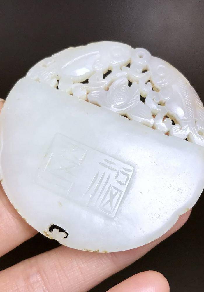 精品 清代老和田白玉鹤鹿同春圆牌一件图5