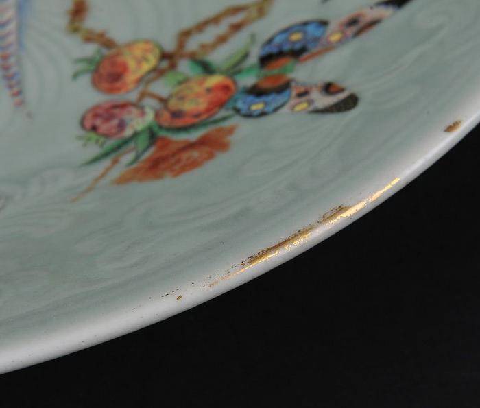 欧美回流 精美豆青釉粉彩花鸟纹刻花大盘图11