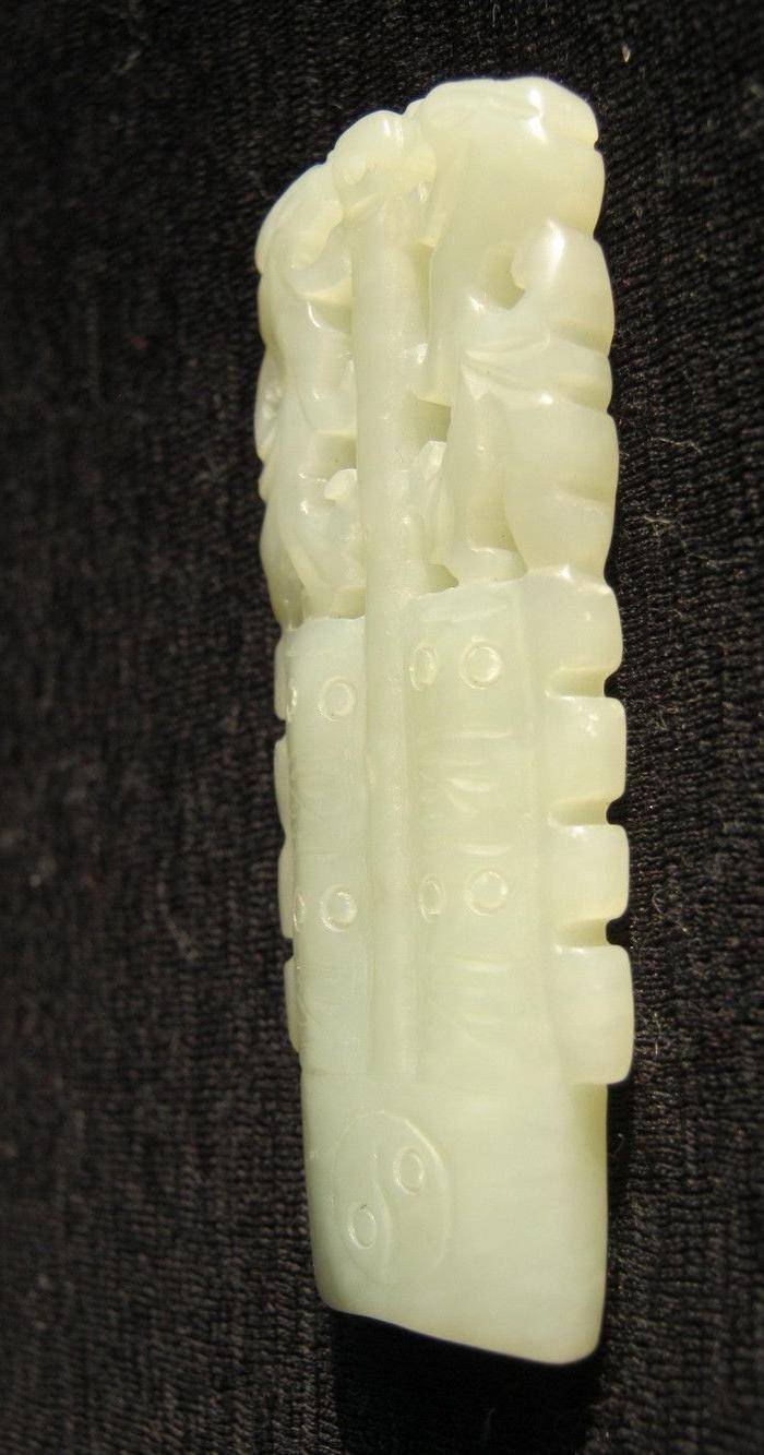 和田青白玉双龙纹挂件图3