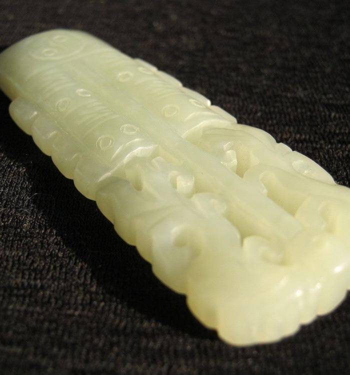 和田青白玉双龙纹挂件图4