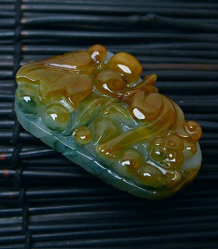 冰润带黄翡翡猴子祝寿吊坠图8