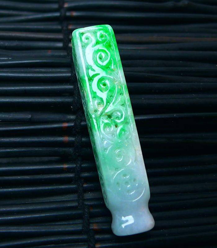 冰润带阳绿精雕平安柱挂件图2