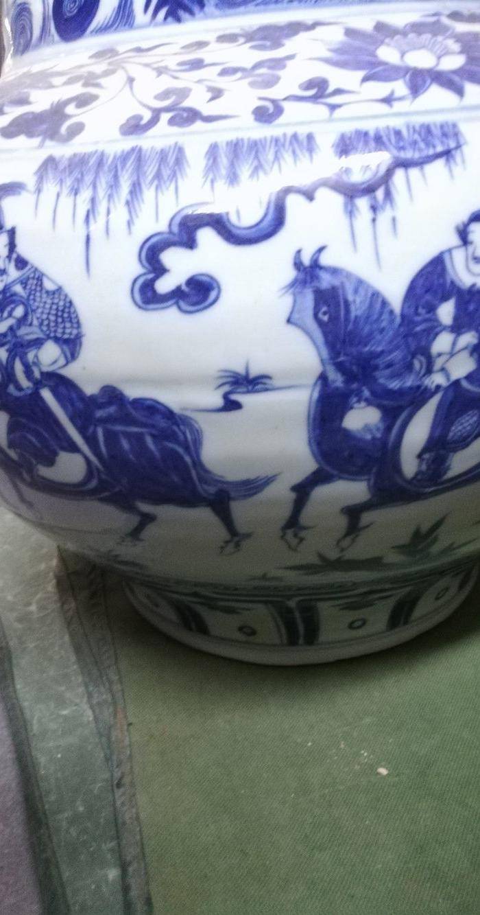 青花人物大罐图4