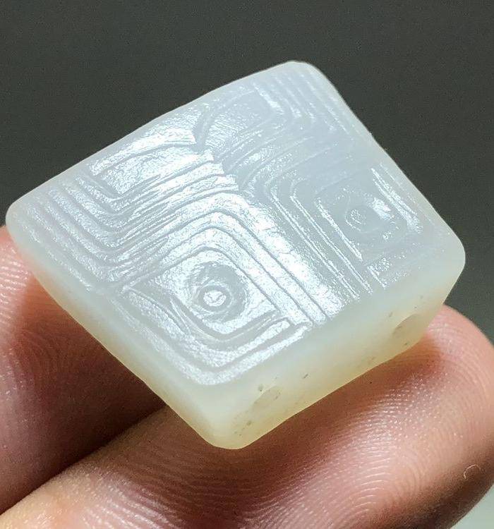 明 和田白玉羊脂级 一级白 籽料 饕餮纹 背云 手工雕刻图8