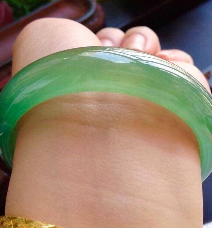 天然A货翡翠起光老坑种冰绿宽边手镯收藏珍品图7