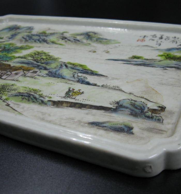 绛彩山水人物瓷盘图2