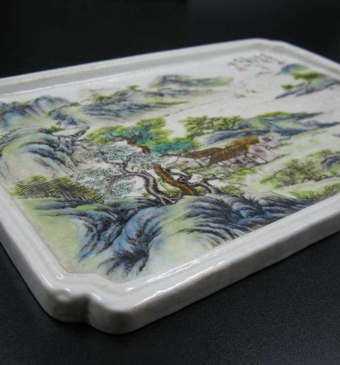 绛彩山水人物瓷盘图3