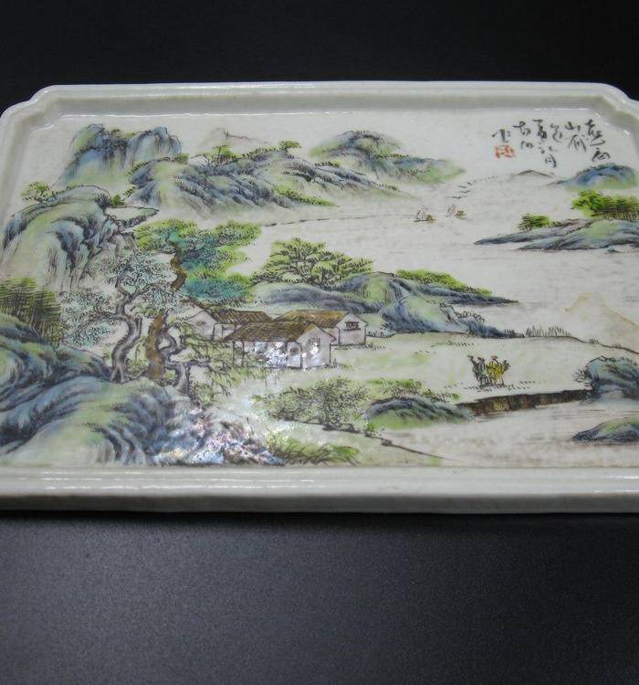 绛彩山水人物瓷盘图6