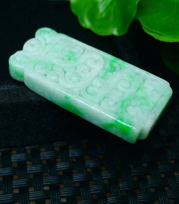 冰润带阳绿精雕平安牌吊坠图5