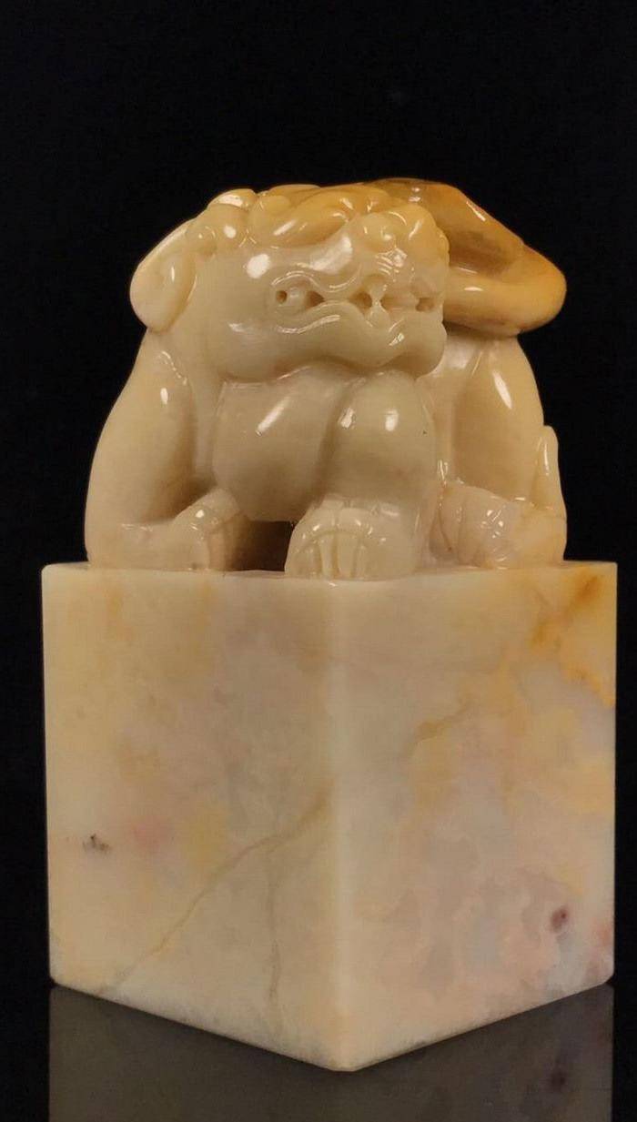 台湾回流 精品寿山石老性掘性脱蛋三彩黄花芙蓉古兽大雕钮!图2
