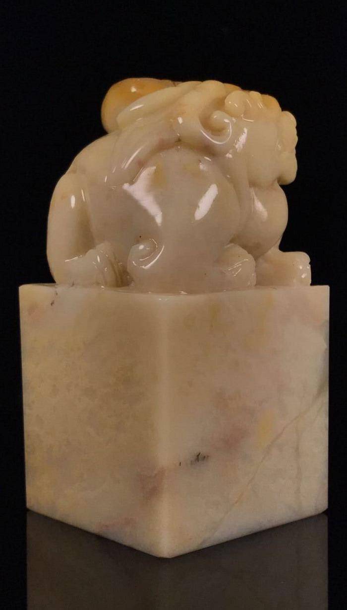 台湾回流 精品寿山石老性掘性脱蛋三彩黄花芙蓉古兽大雕钮!图5