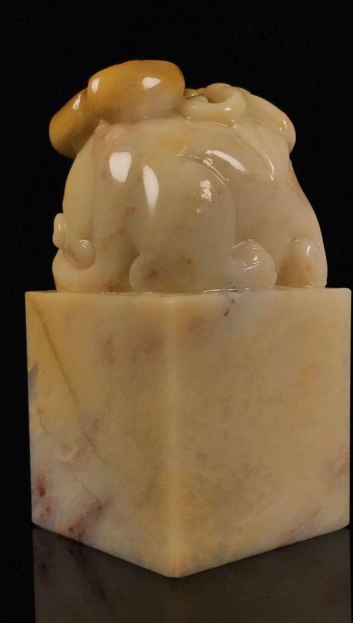 台湾回流 精品寿山石老性掘性脱蛋三彩黄花芙蓉古兽大雕钮!图4